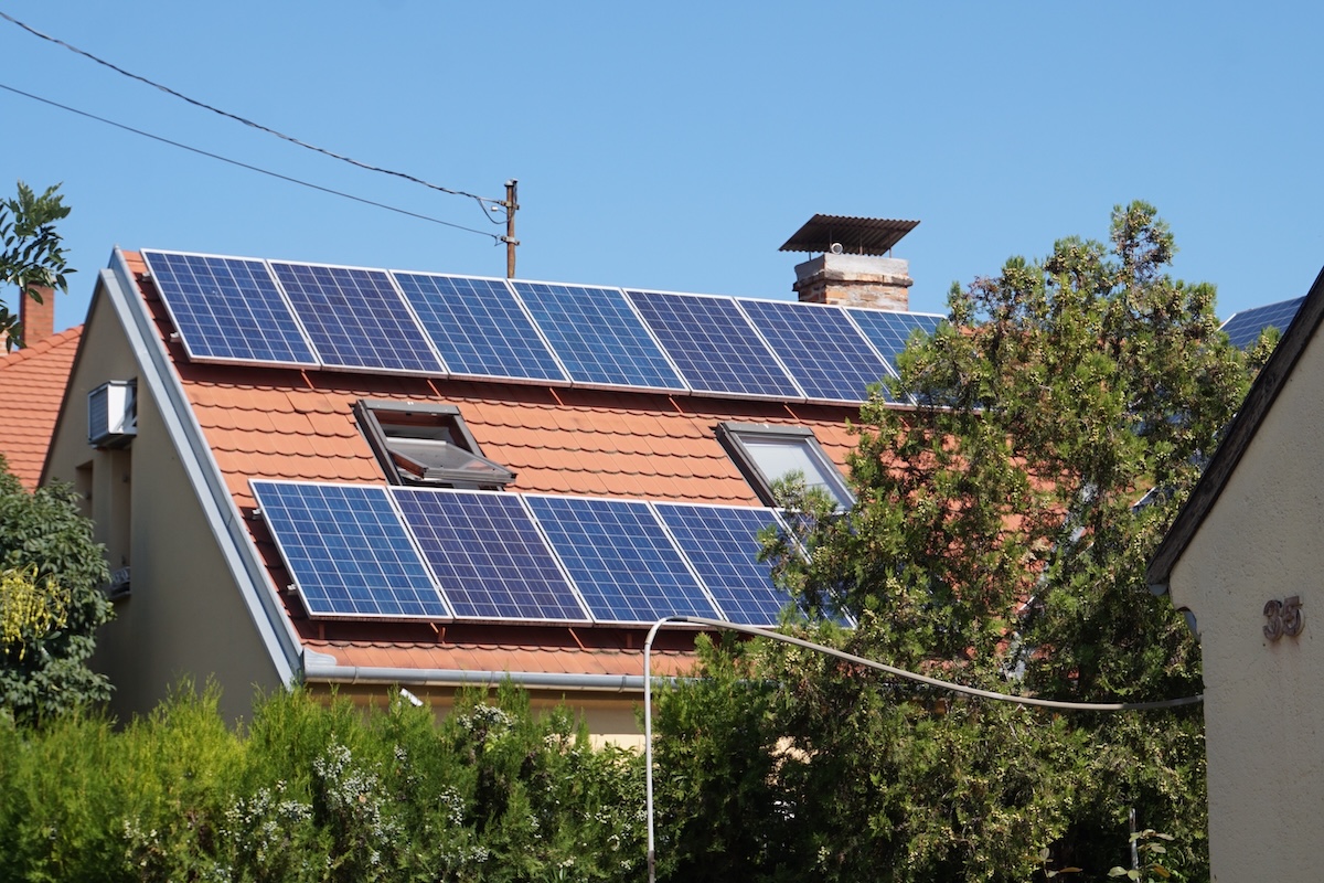 Európai Unió: minden alkalmas tetőre napelemet!