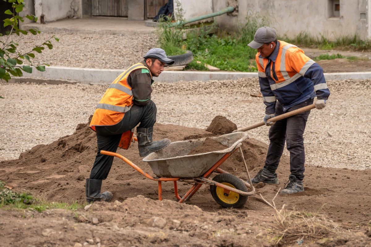Új építőipari törvény: kiderül, ki fogja a lapát nyelét