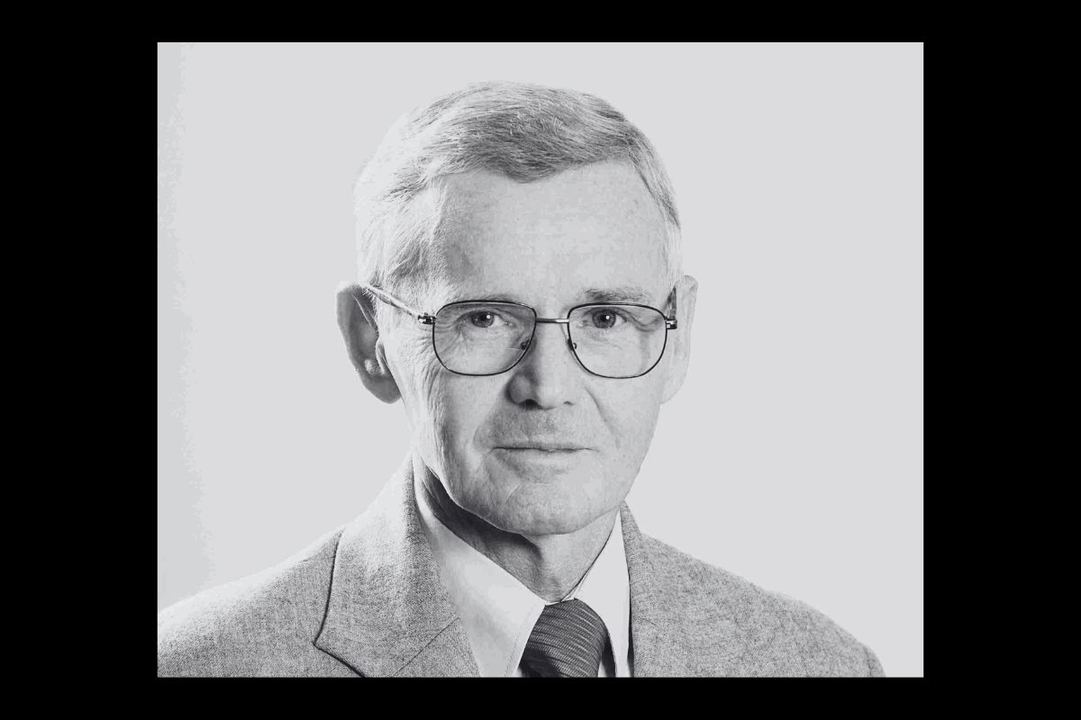 Elhunyt Bayer Károly