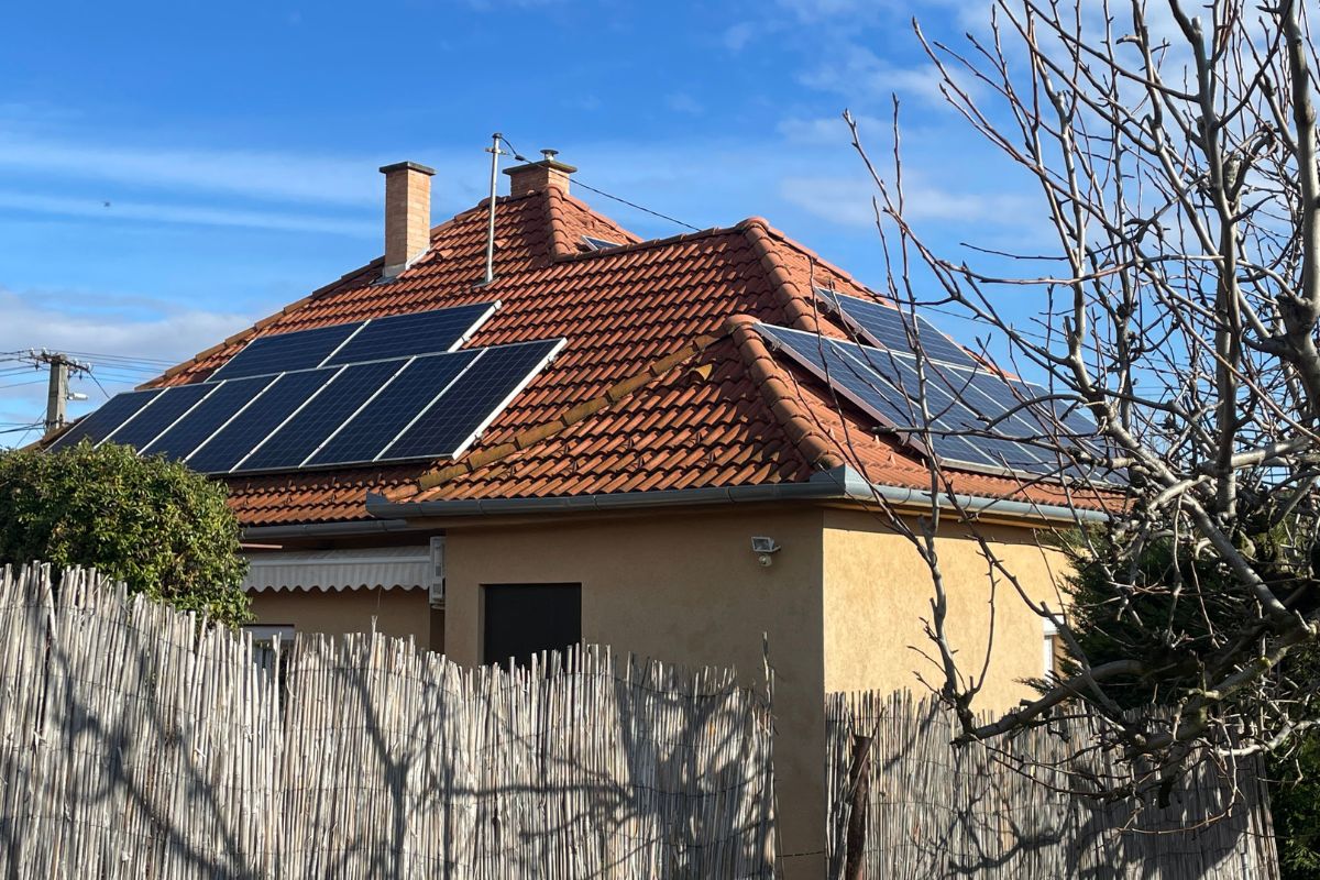 Hiába a magyar támogatási program, drágulnak a napelemek és az akkumulátorok