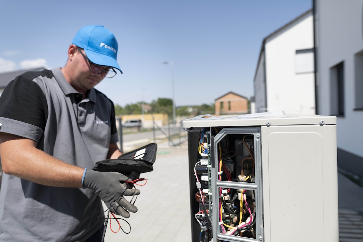 Szükséges-e szivárgásészlelőt telepíteni a szénhidrogént hűtőközegként alkalmazó hőszivattyúk  biztonságos működési környezetének kialakításához?