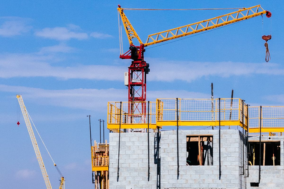 Az épületek húzzák vissza az építőipart, miközben az infrastruktúra erősödik